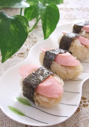 おさかなソーセージのおむすび♪*゜-レシピのメイン写真