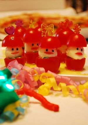クリスマスサンタ☆カプレーゼピンチョス-レシピのメイン写真