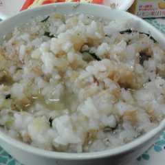 รูปของ おにぎりで☆簡単マグロ茶漬け