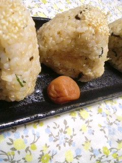玄米おにぎり★塩昆布・じゃこ・大葉・ゴマ-レシピのメイン写真