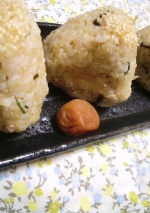 玄米おにぎり★塩昆布・じゃこ・大葉・ゴマ-レシピのメイン写真