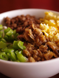 ジャージャー麺風★豚ひき肉の三食丼-レシピのメイン写真