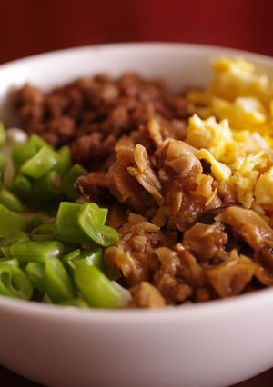 ジャージャー麺風★豚ひき肉の三食丼-レシピのメイン写真