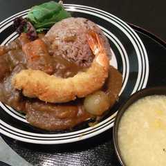 รูปของ ボリュームたっぷりエビフライカレー！
