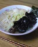 乾燥きくらげとモヤシで白黒ラーメン