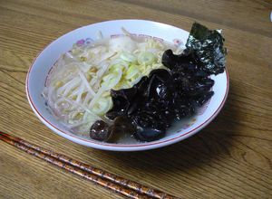 乾燥きくらげとモヤシで白黒ラーメン-レシピのメイン写真