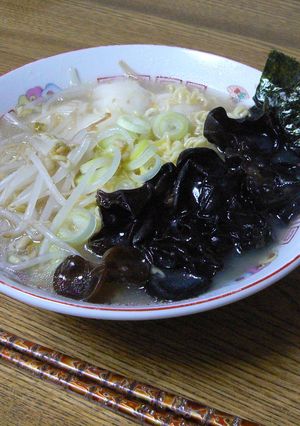 乾燥きくらげとモヤシで白黒ラーメン-レシピのメイン写真