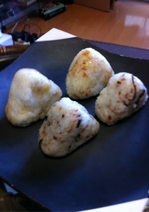 おかかチーズおにぎりと鮭塩昆布おにぎり-レシピのメイン写真
