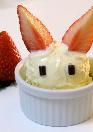 いちごでウサギアイス♥おまけでチワワも!-レシピのメイン写真