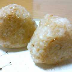 รูปของ 冷やご飯で香ばし★ごまごま焼きおにぎり