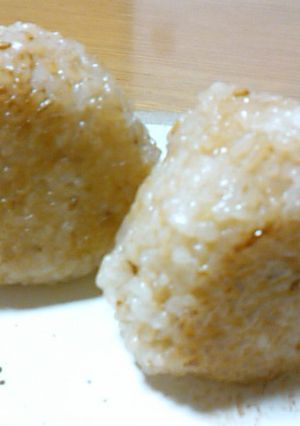 冷やご飯で香ばし★ごまごま焼きおにぎり-レシピのメイン写真