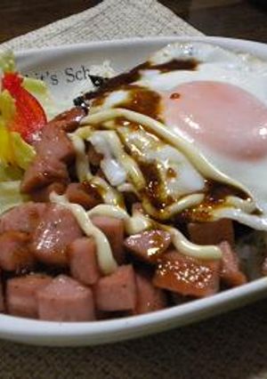 魚肉ｿｰｾｰｼﾞ de ｽﾊﾟﾑ丼-レシピのメイン写真