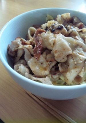 簡単ピリ辛高菜の豚マヨ丼-レシピのメイン写真