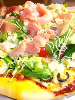 生ハム&サラダの豪華!もりすぎ!ピザっ!-レシピのメイン写真