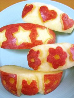 お弁当に(◕‿◕✿簡単りんごの飾り切り-レシピのメイン写真