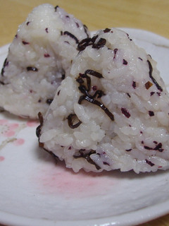 赤しそと塩昆布のおにぎり-レシピのメイン写真