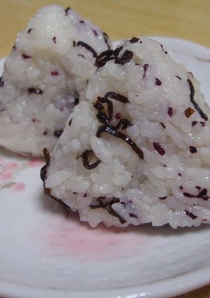 赤しそと塩昆布のおにぎり-レシピのメイン写真