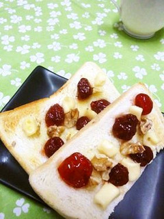 砂糖漬けフルーツと胡桃とチーズのトースト-レシピのメイン写真