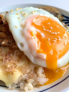 カフェ風♥納豆目玉焼き丼-レシピのメイン写真