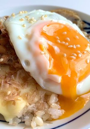 カフェ風♥納豆目玉焼き丼-レシピのメイン写真