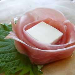 รูปของ 塩豆腐と生ハムでバラの花★青じそ風味