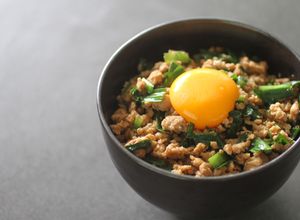 夏バテに節約&疲労回復！ニラのスタミナ丼-レシピのメイン写真