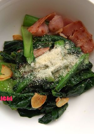 粉チーズかけて♪小松菜とベーコンの炒め物-レシピのメイン写真