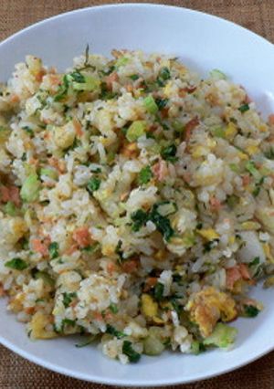 レモンでさっぱり、鮭とセロリのチャーハン-レシピのメイン写真