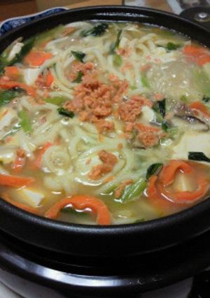 鮭のあらほぐしで味噌煮込みうどん-レシピのメイン写真