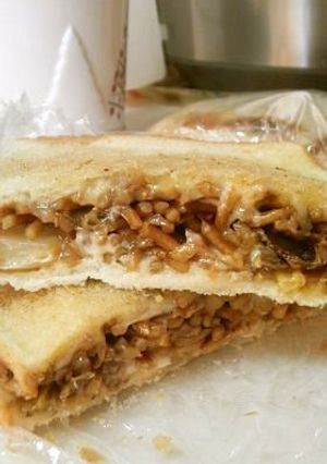 焼きそば☆チーズ絡める☆サンド-レシピのメイン写真