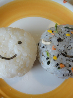 えいごであそぼ☆モッチ&ケボおにぎり-レシピのメイン写真