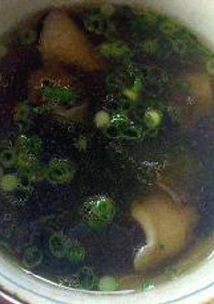 はなびし草のまいたけとワカメの中華風スープ-レシピのメイン写真
