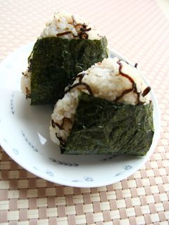 塩昆布とゴマのおにぎり♬-レシピのメイン写真