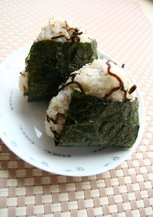 塩昆布とゴマのおにぎり♬-レシピのメイン写真