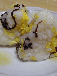 炒り卵と塩昆布のおにぎり-レシピのメイン写真