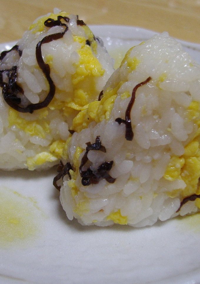炒り卵と塩昆布のおにぎり-レシピのメイン写真