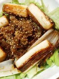 牛バラ肉と焼き葱のボリュームサラダ-レシピのメイン写真