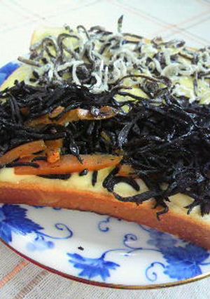 余ったひじき煮とちーマヨトースト-レシピのメイン写真