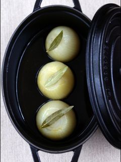 ストウブ料理「まるごとオニオンスープ」-レシピのメイン写真