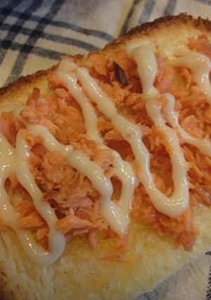 焼さけあらほぐしでクイック朝パン-レシピのメイン写真