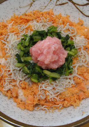焼さけあらほぐしを使った「お花畑丼」-レシピのメイン写真