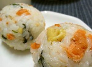 鮭とわかめとくるみのおにぎり-レシピのメイン写真