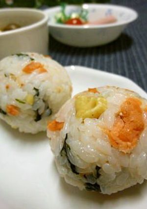 鮭とわかめとくるみのおにぎり-レシピのメイン写真