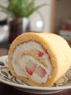 ふんわり苺のロールケーキ-レシピのメイン写真