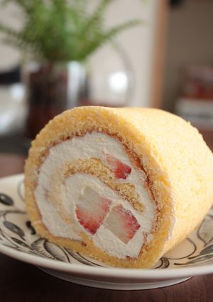ふんわり苺のロールケーキ-レシピのメイン写真