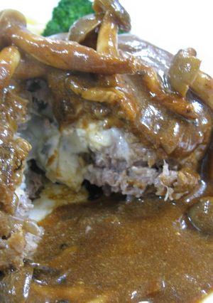 チーズinデミグラスハンバーグ-レシピのメイン写真