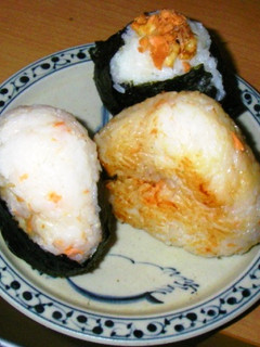 鮭ほぐしで3種のおにぎり-レシピのメイン写真