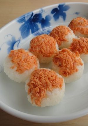 お弁当に朝食に☺ころころ鮭おにぎり-レシピのメイン写真