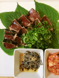 カツオたたき ごま油・塩昆布・エゴマの葉-レシピのメイン写真