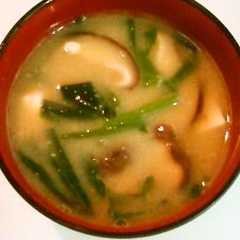 รูปของ ほうれん草としいたけと豆腐のお味噌汁☆